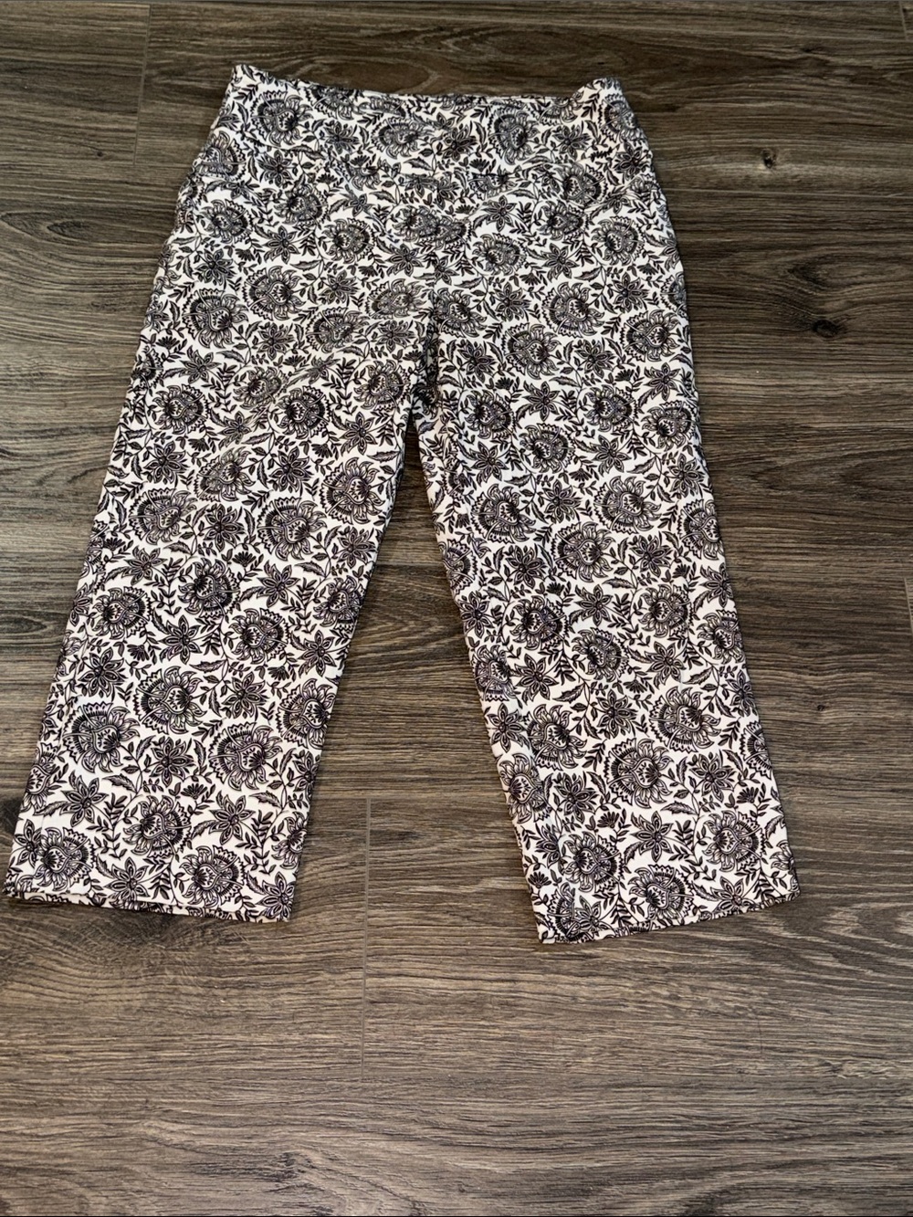 🤩Ruby Rd. Black & White Floral Cropped Pants size 6